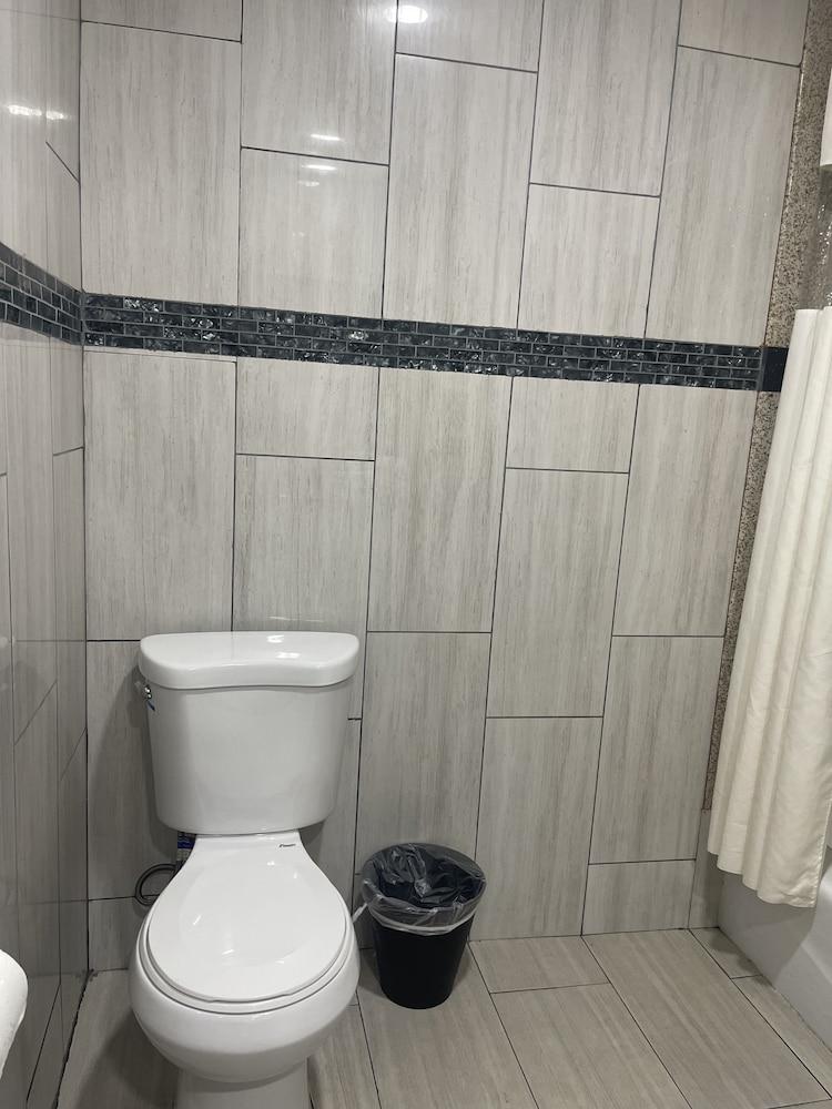 Economy Inn photo 32