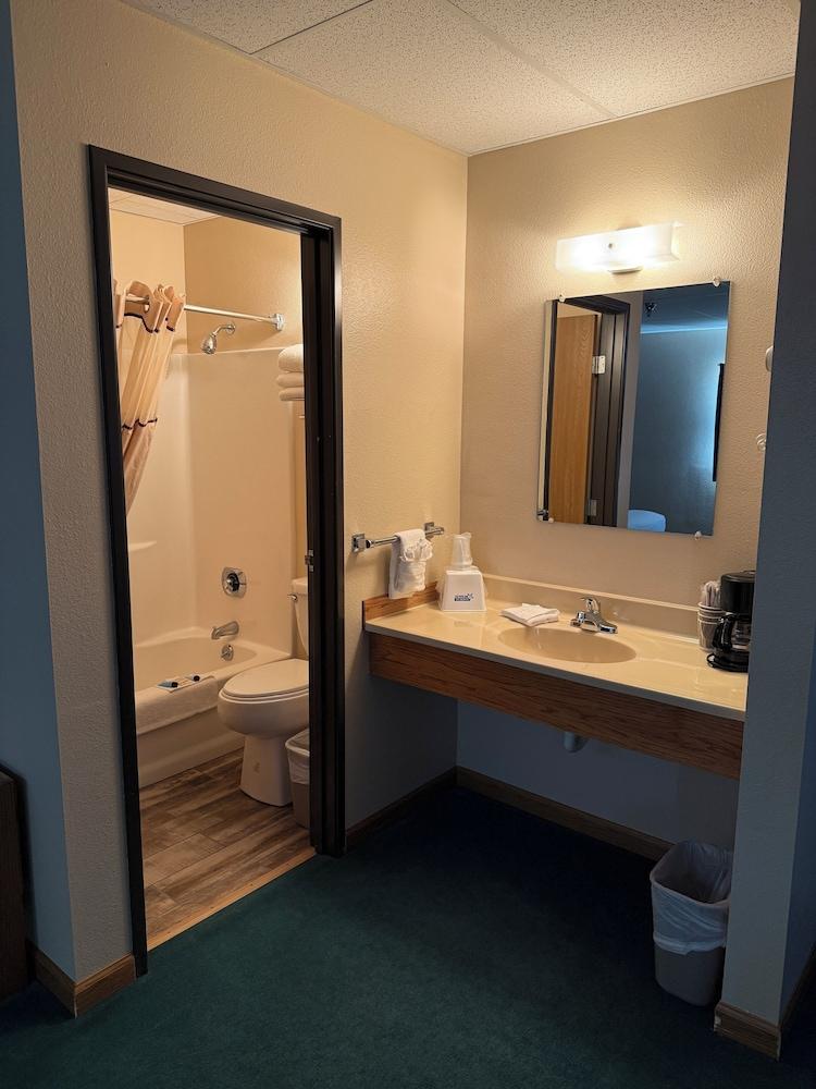 Americas Best Value Inn Torrington photo 19
