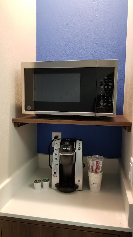Holiday Inn Express & Suites Lake Forest by IHG photo 5