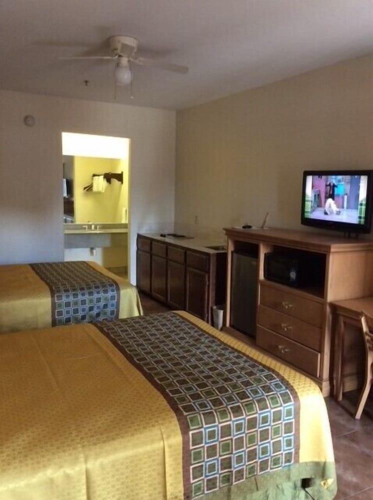 Texas Inn Weslaco photo 18