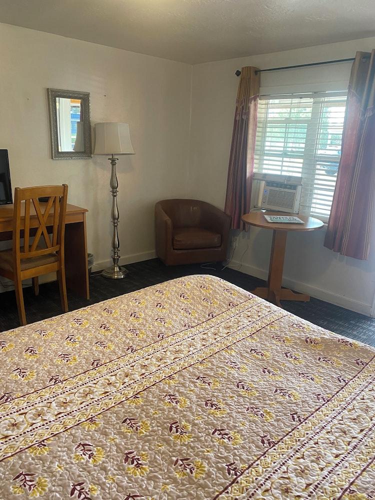 Holiday Motel photo 22