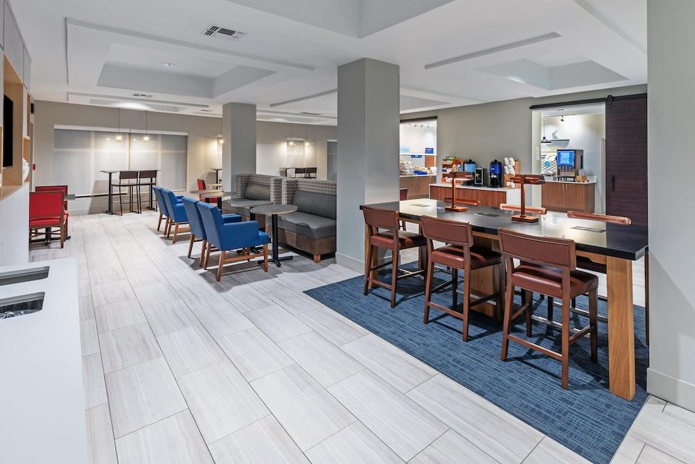 Holiday Inn Express & Suites West by IHG photo 5