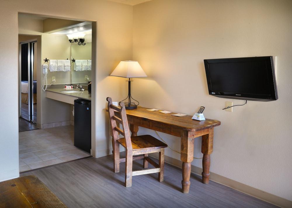 Days Inn & Suites by Wyndham Llano photo 2