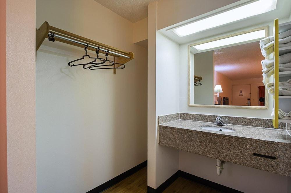 Clarion Pointe Decatur Downtown photo 8