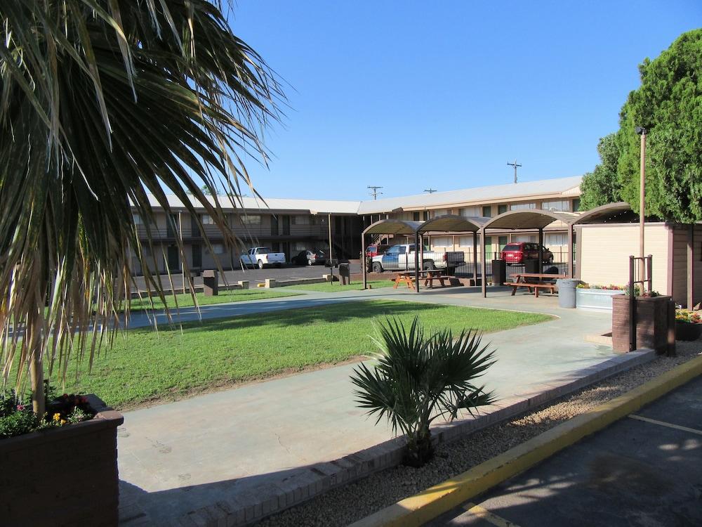 El Patio Inn photo 10