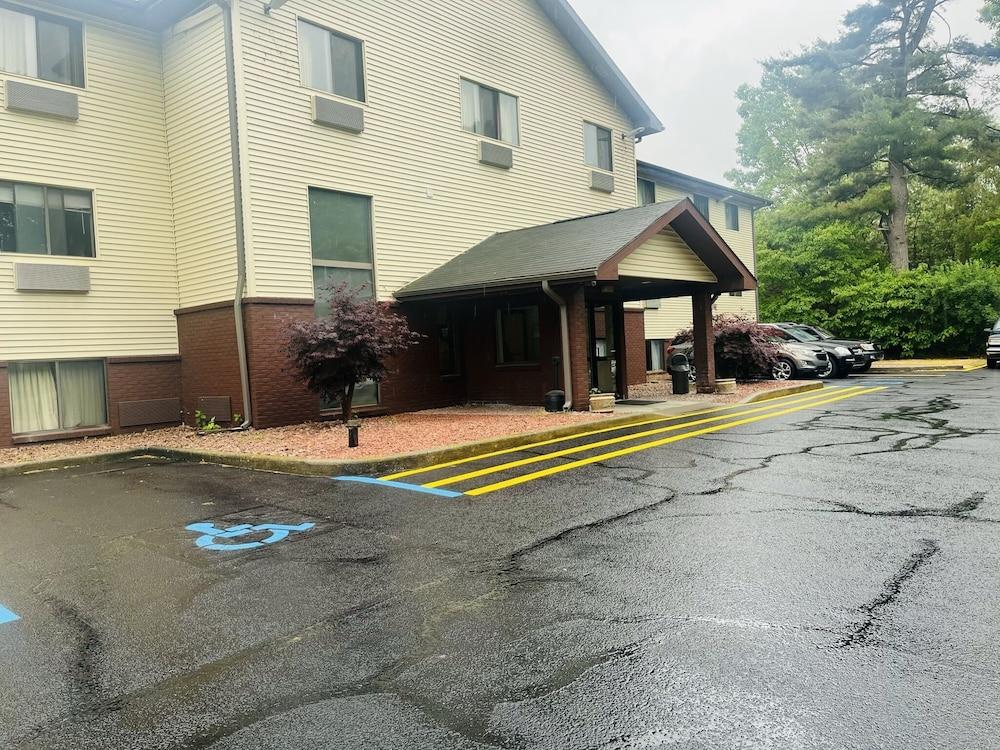 Rodeway Inn Whitehall photo 23