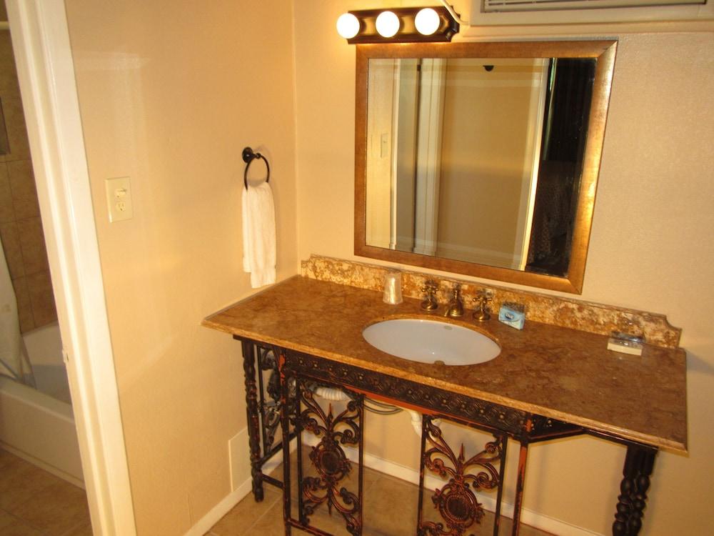 El Patio Inn photo 29