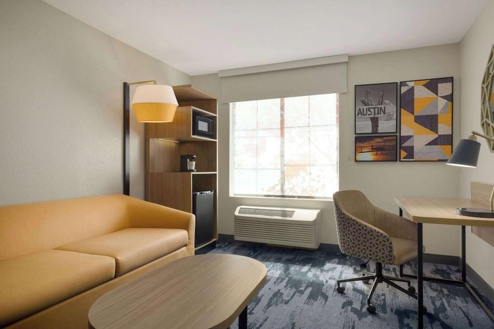 La Quinta Inn & Suites by Wyndham Austin Southwest photo 39