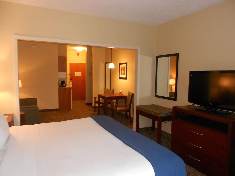 Holiday Inn Express & Suites Lancaster by IHG photo 62