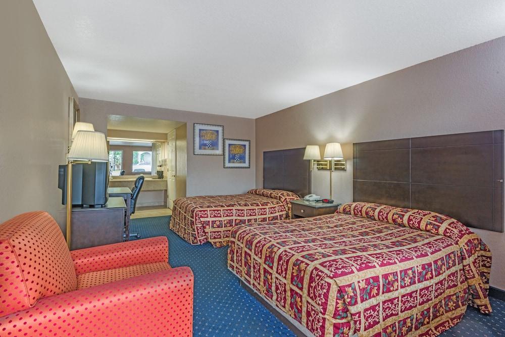 Super 8 by Wyndham San Antonio Pearl District / Downtown photo 10