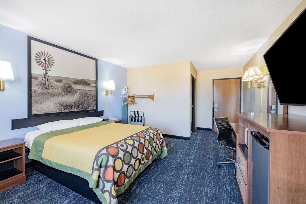 Super 8 by Wyndham Valentine NE photo 13
