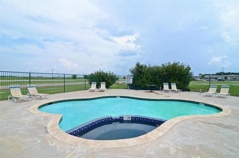 Pine Point Inn & Suites photo 16