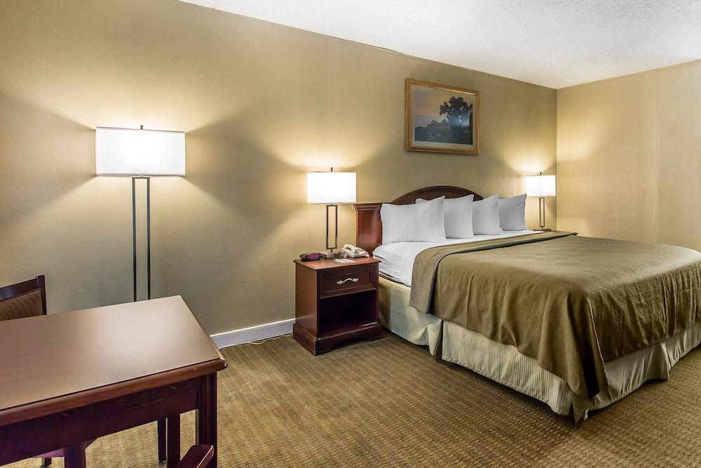 Rodeway Inn photo 10