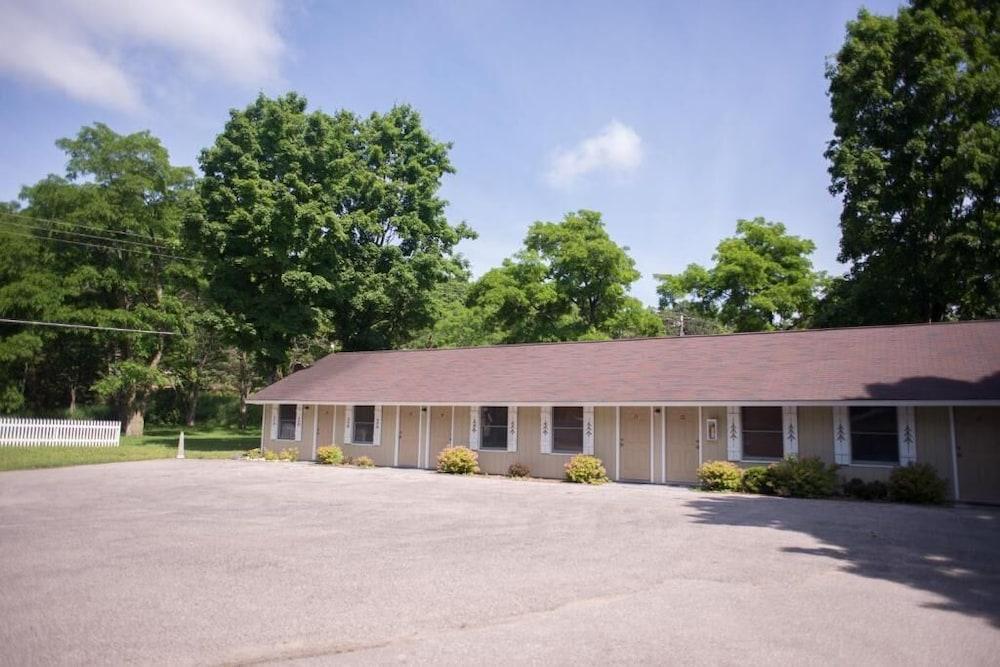 M-22 Inn Suttons Bay photo 8
