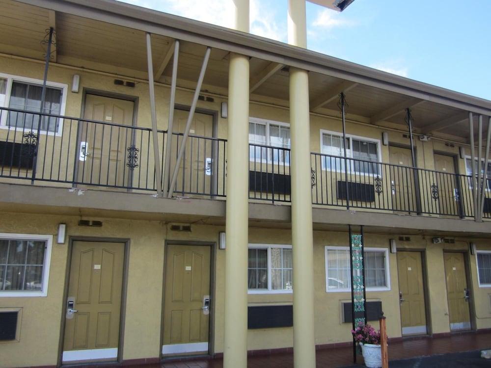 Civic Center Lodge photo 3