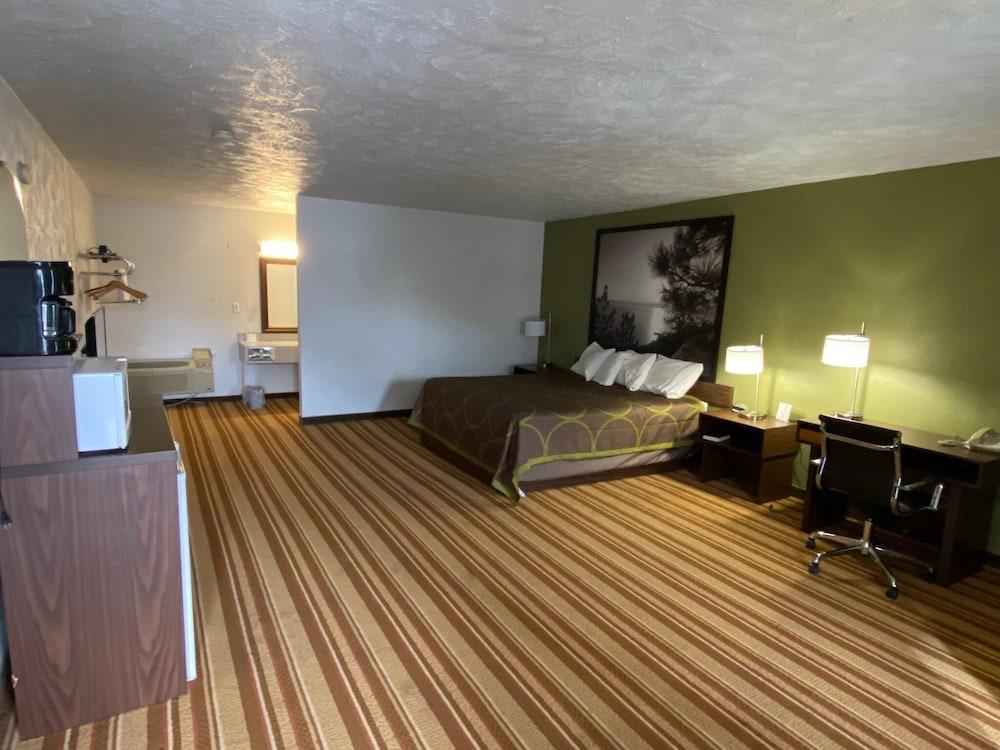 Super 8 by Wyndham Wells photo 19
