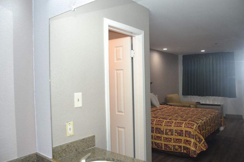 Deluxe INN photo 3