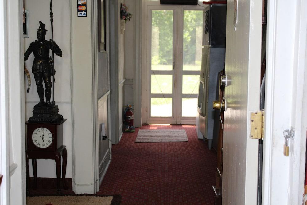 Hometown Inn Staunton photo 19