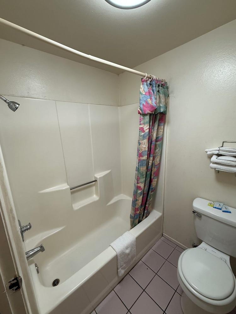 New Budget Inn photo 38