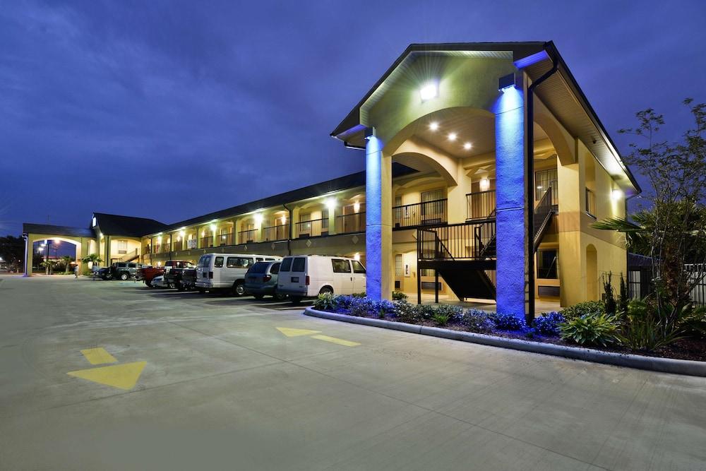 Americas Best Value Inn & Suites Lake Charles at I-210 Exit 11 photo 1