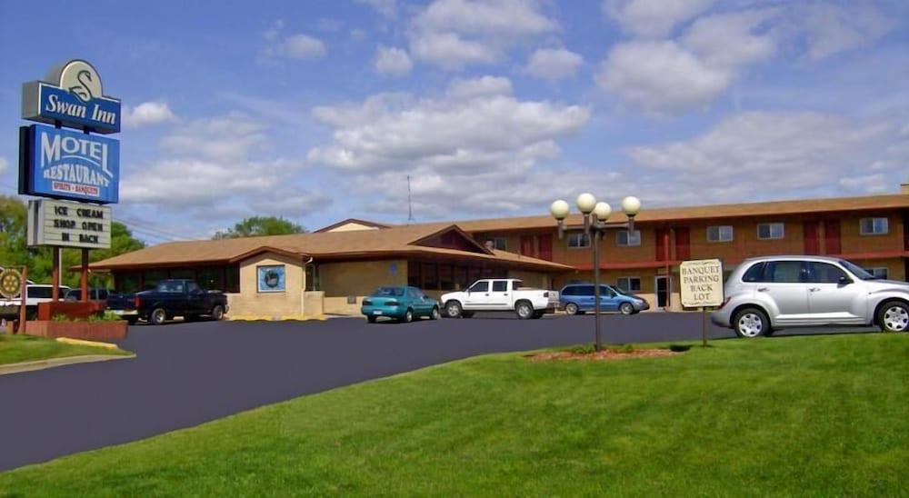 Capital O Swan Inn Comstock Park — hotel in Comstock Park