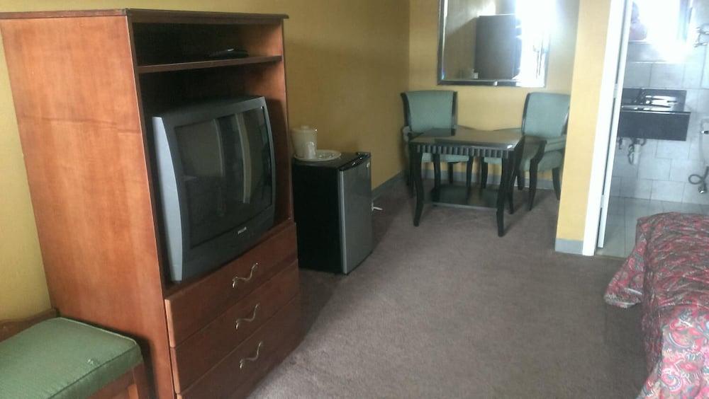 Naugatuck Motor Lodge photo 16