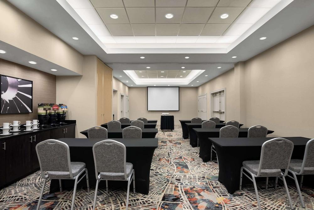 Embassy Suites Newark Airport photo 35
