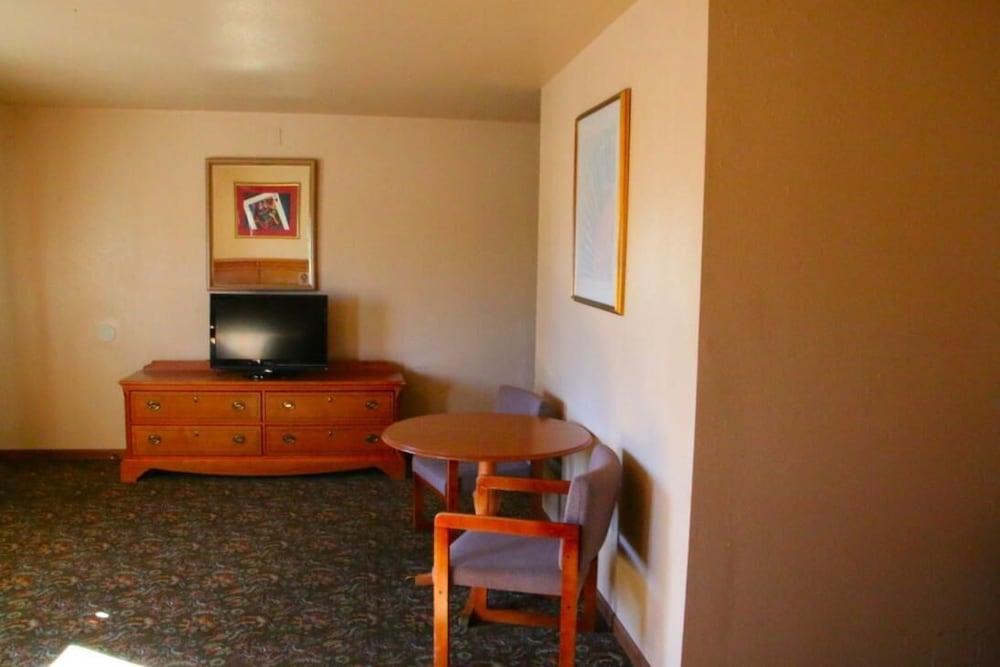 Travelers Inn photo 39
