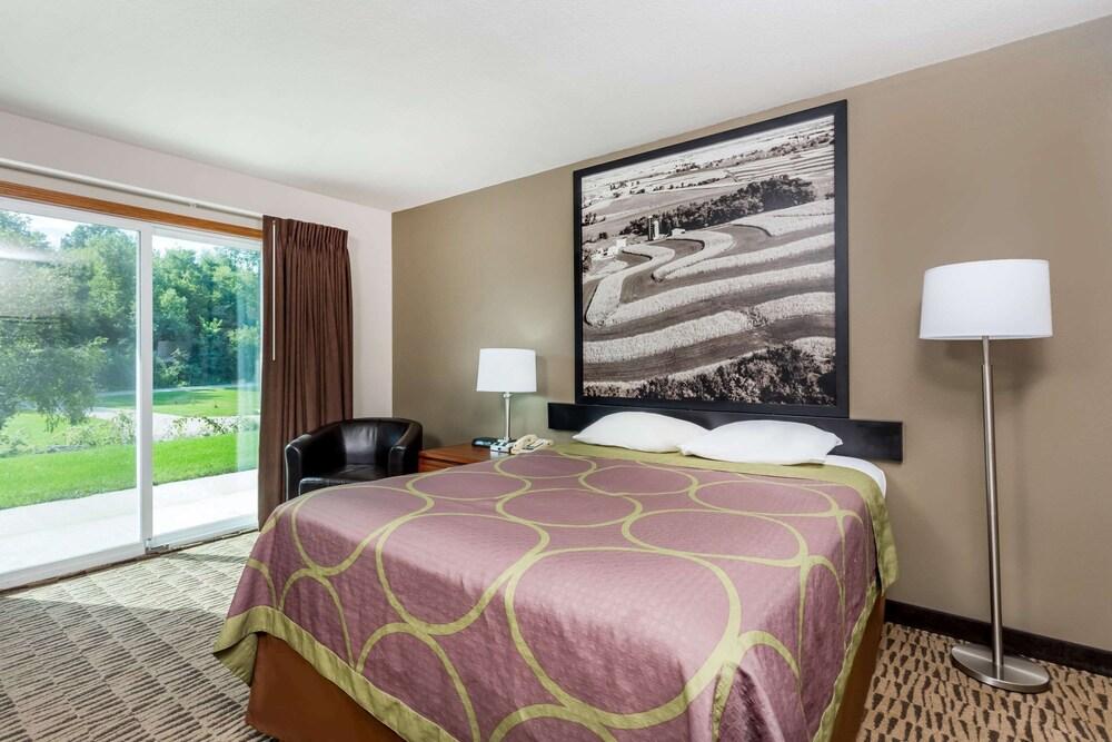 Super 8 by Wyndham Platteville photo 3