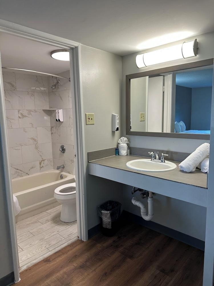 Whaler Inn and Suites photo 15