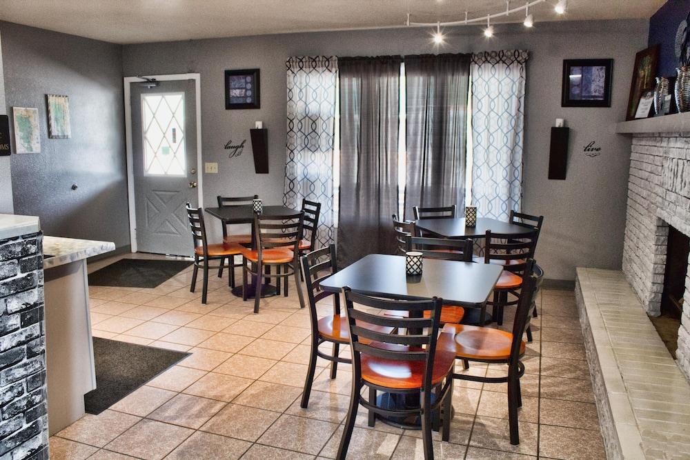 Deer Lodge Motel photo 15