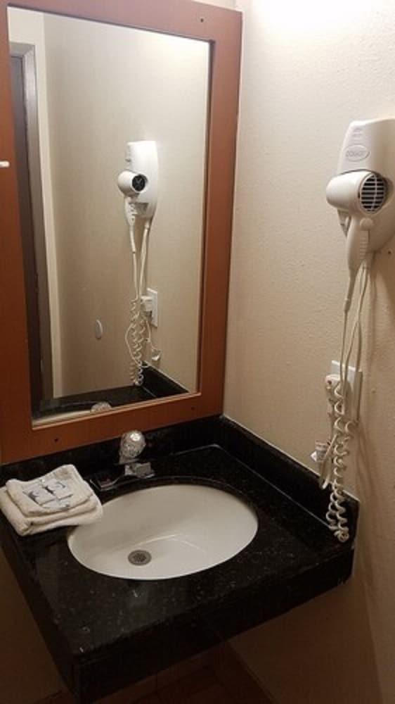 Executive Inn and Suites photo 19