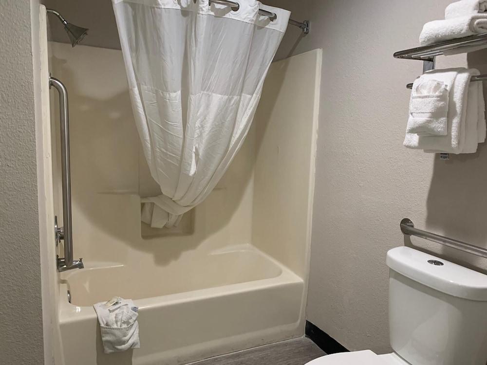 Quality Inn Airport East photo 34