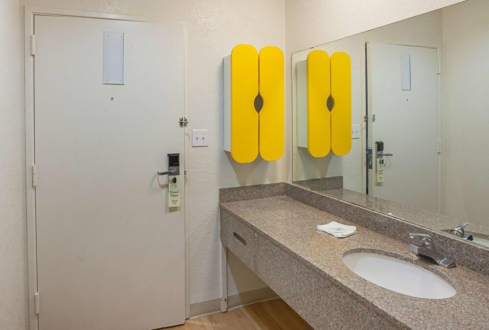 Studio 6 Fort Worth, TX - Meacham photo 13