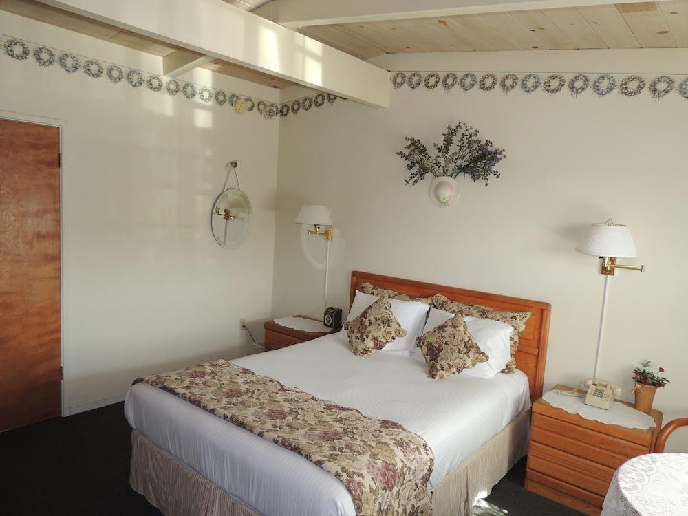 Sundown Inn photo 35