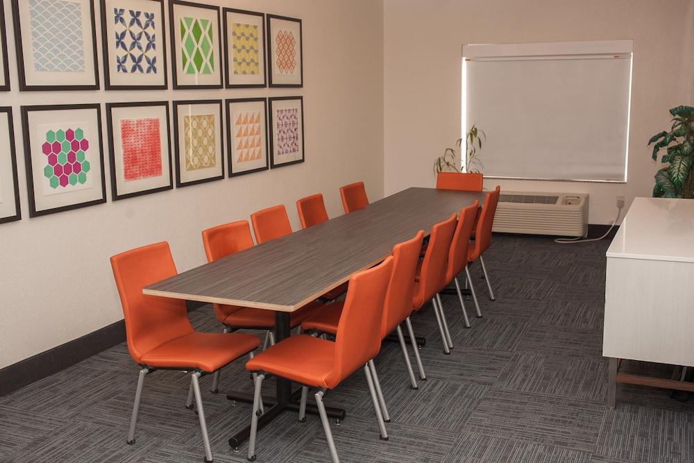 Holiday Inn Express Hotel & Suites by IHG photo 22