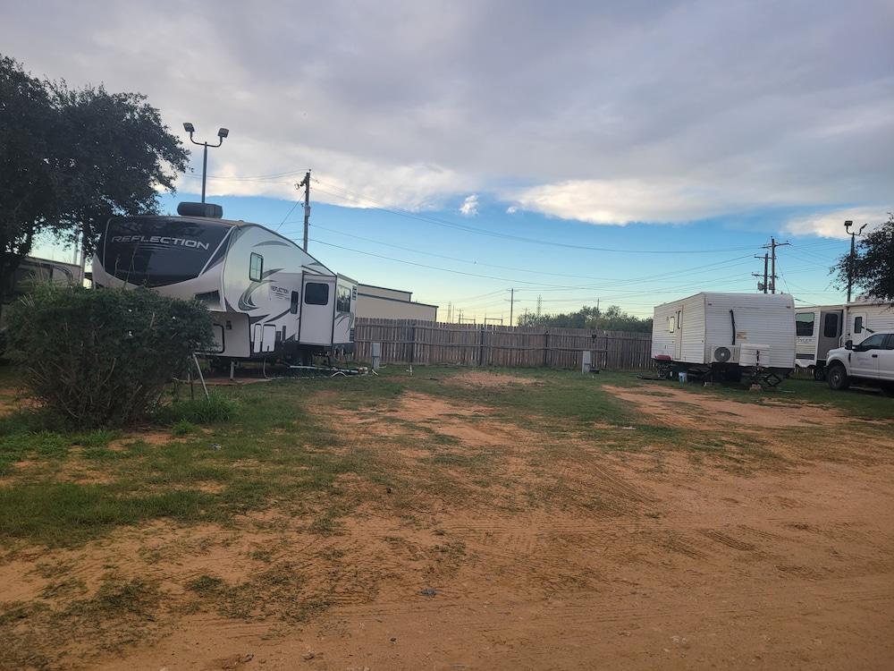 Cotulla Whitten Inn photo 40