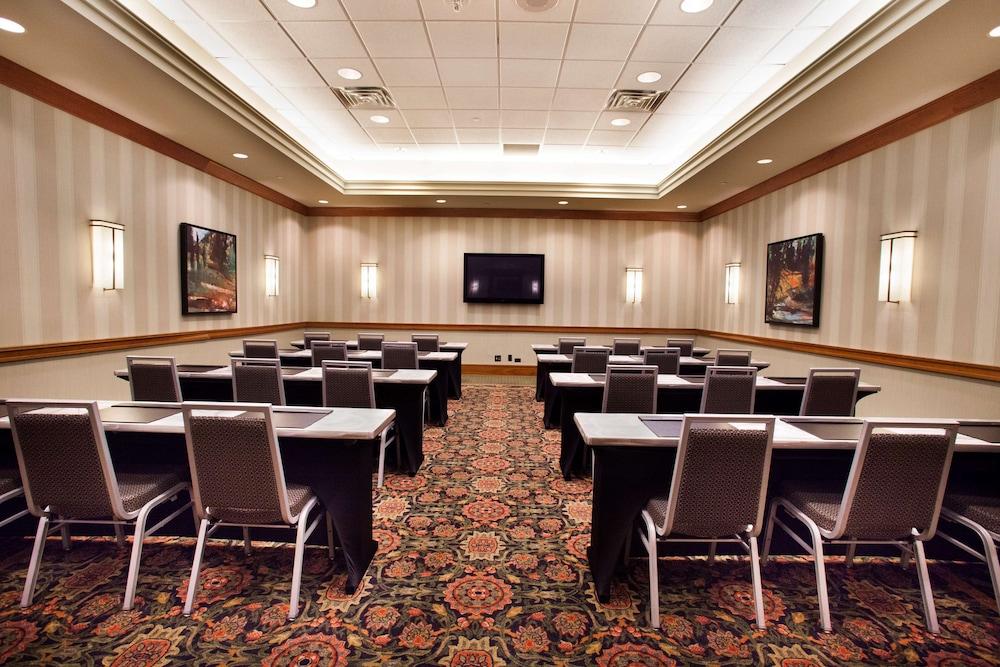 Hilton Chicago/Oak Brook Suites photo 38