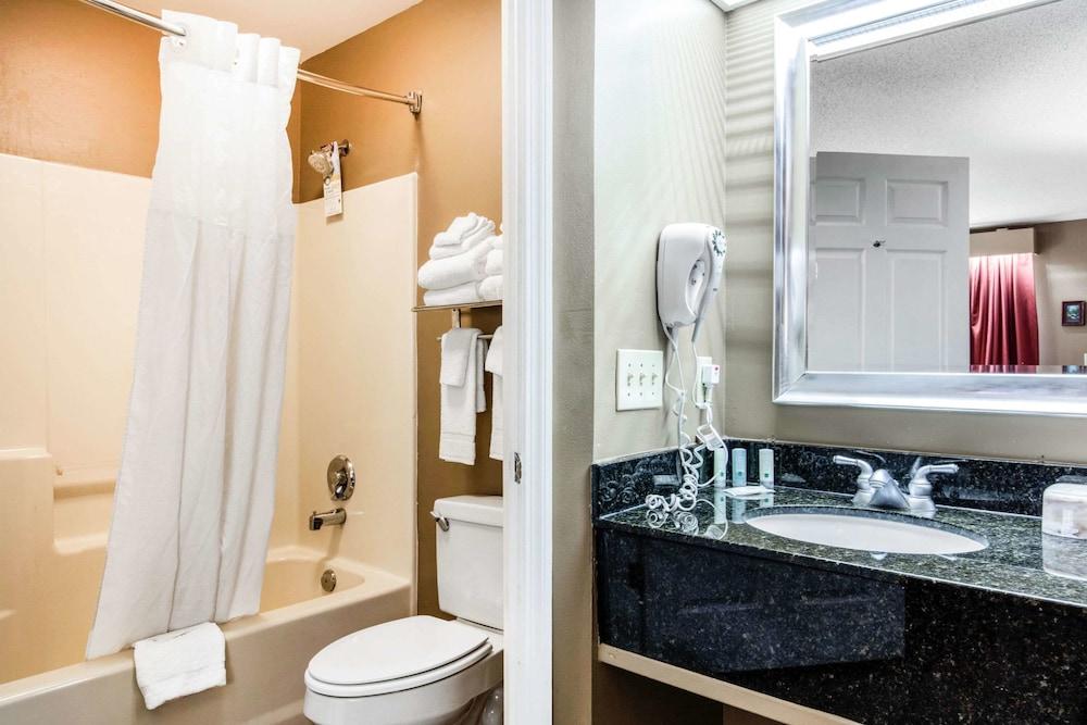 Quality Inn Bessemer I-20 exit 108 photo 14