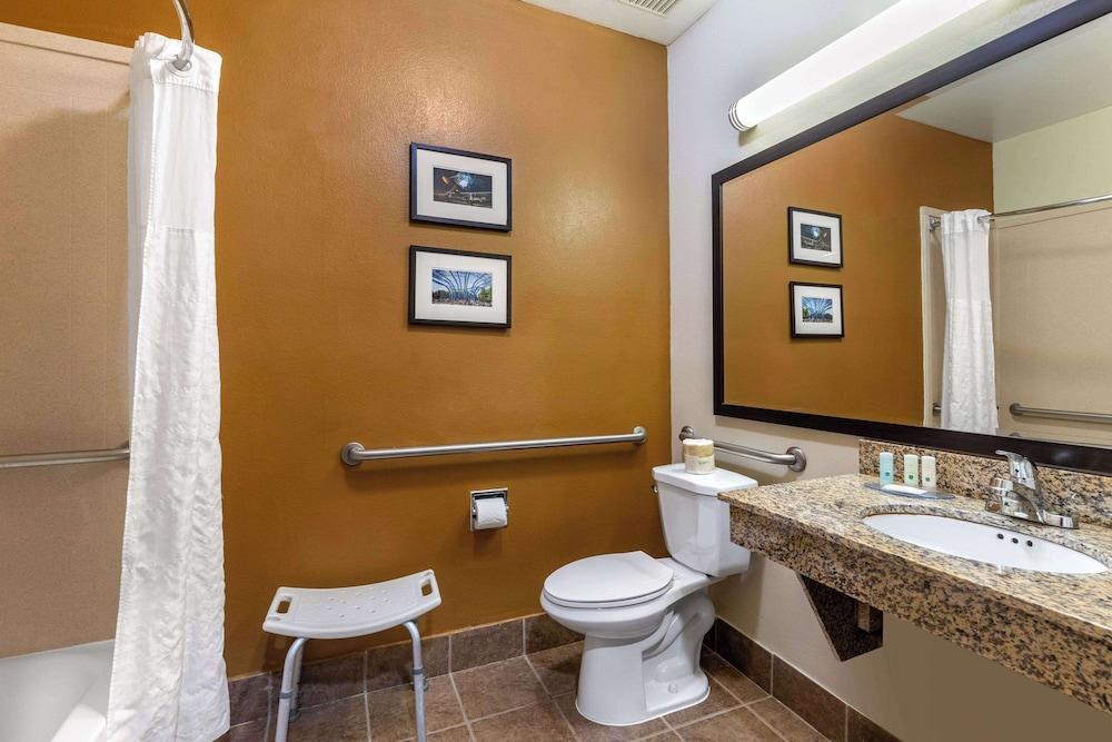 Quality Suites Addison - Dallas photo 40