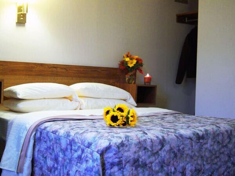 Tall Pines Motel photo 7