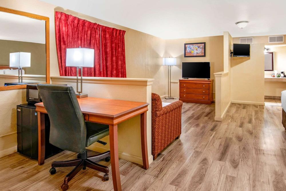 Econo Lodge  Inn & Suites Durango photo 15