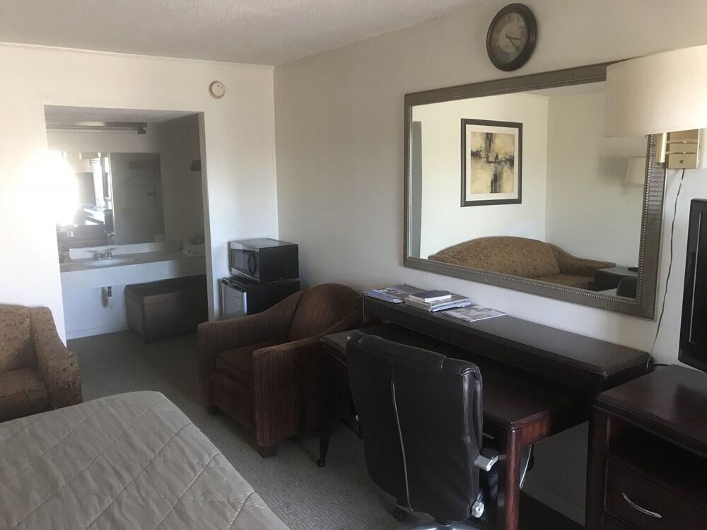American Inn and Suites photo 21