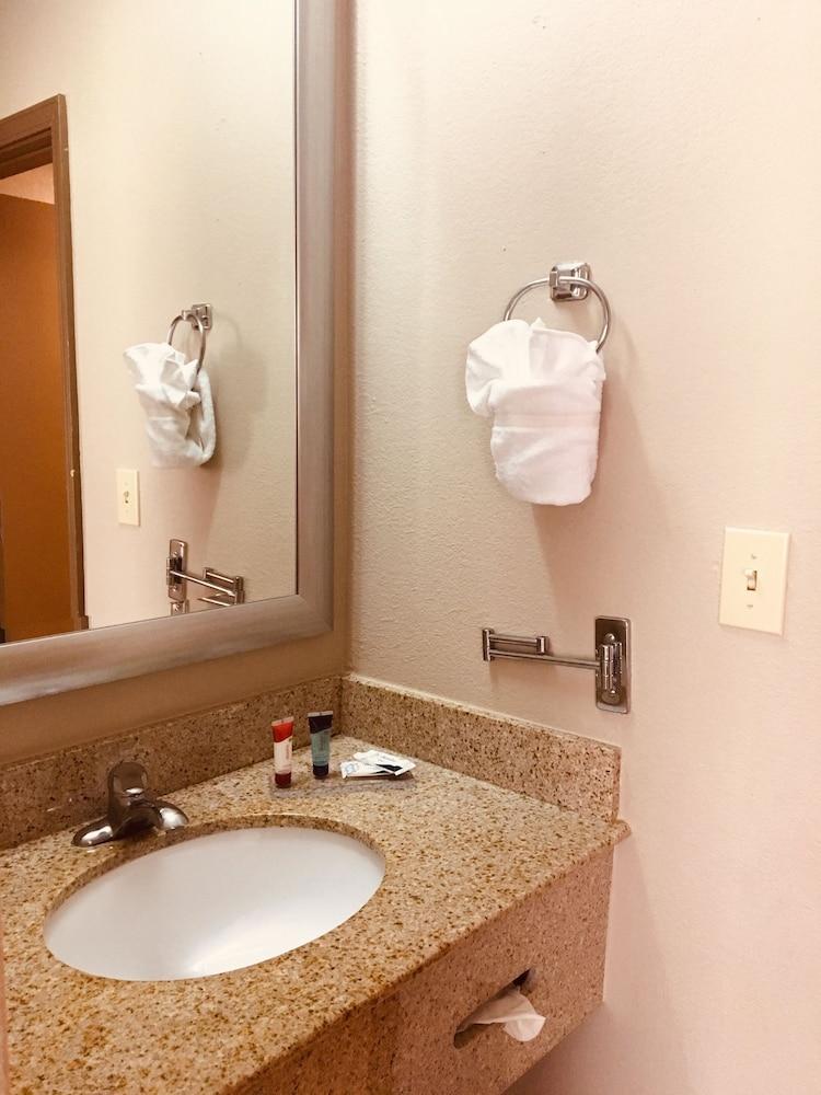Hawthorn Extended Stay by Wyndham Conyers photo 35