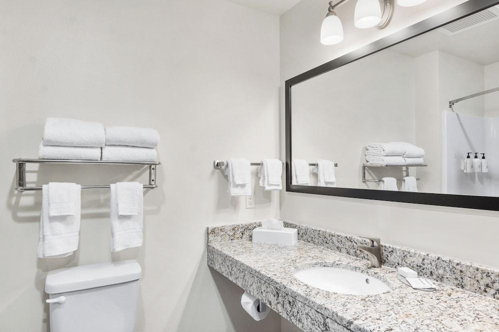 Cobblestone Hotel & Suites - Eaton photo 5