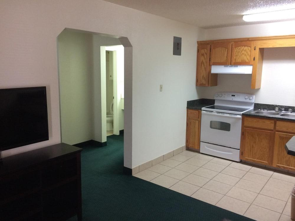 Travel Inn & Suites photo 22