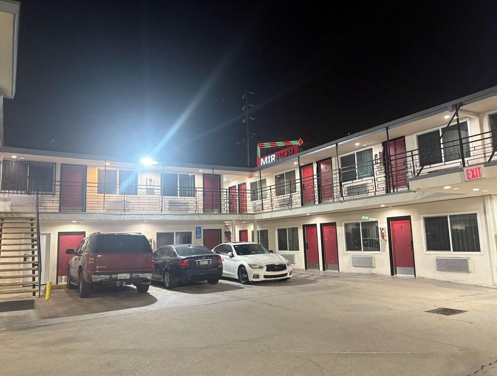 Mirror Motel photo 6