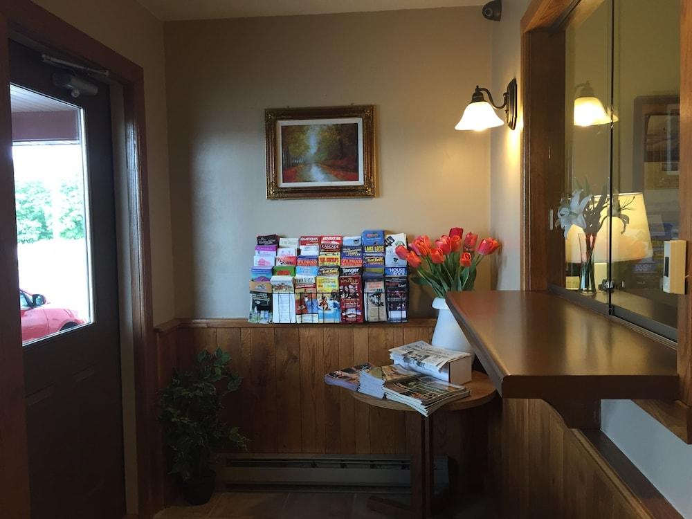 The Travelers Inn photo 2