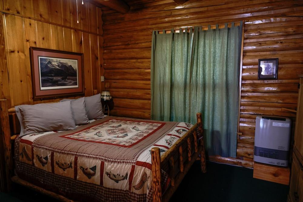 Twin Pines Lodge & Cabins photo 20