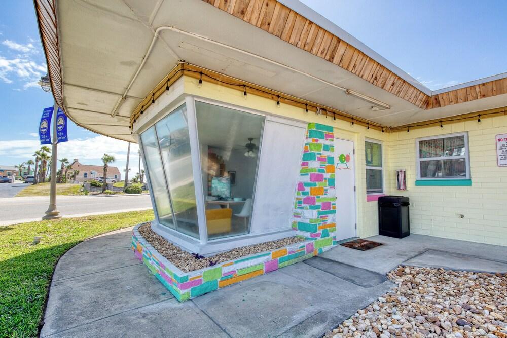 Pineapple Shores Retro Inn photo 32